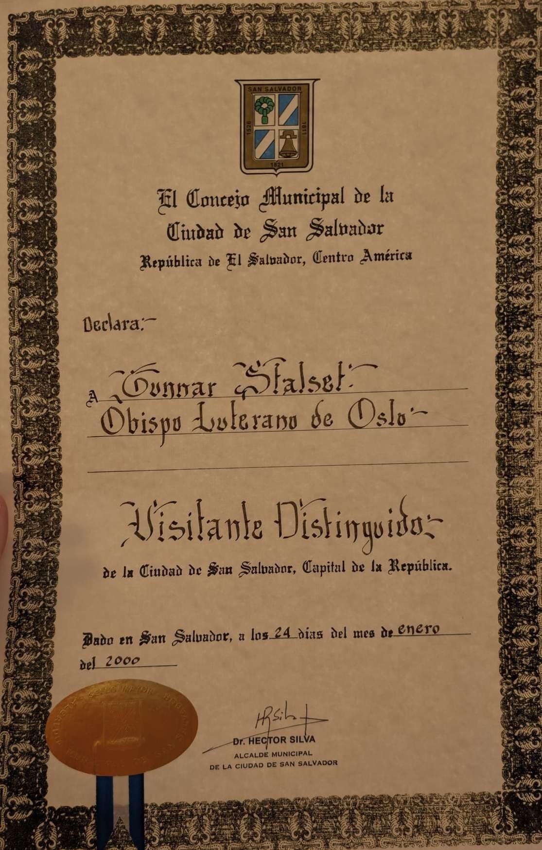 Obispo Gunnar Stålsett recibiendo reconocimiento